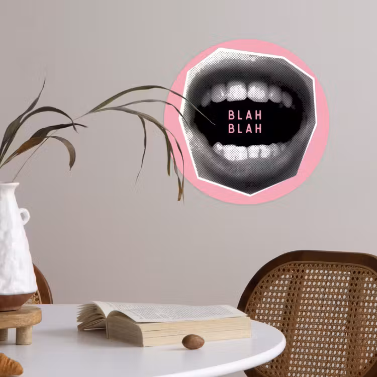 Mond - BLAH BLAH - Roze Wandcirkel behangsticker klein -sfeer3