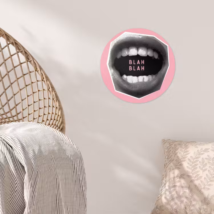 Mond - BLAH BLAH - Roze Wandcirkel behangsticker klein -sfeer4
