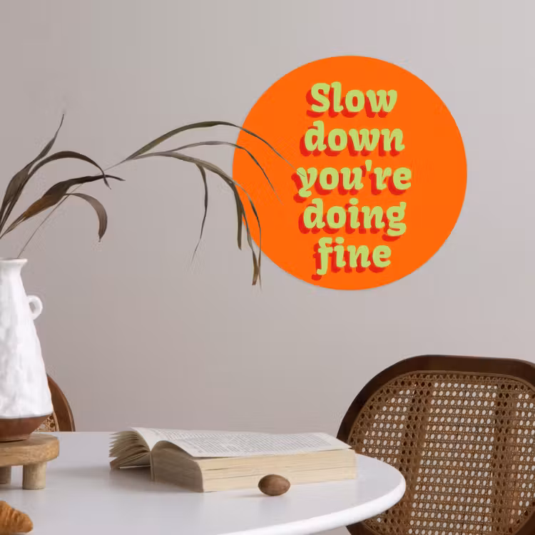 Oranje - Slow down you're doing fine - Retro Wandcirkel behangsticker klein -sfeer3
