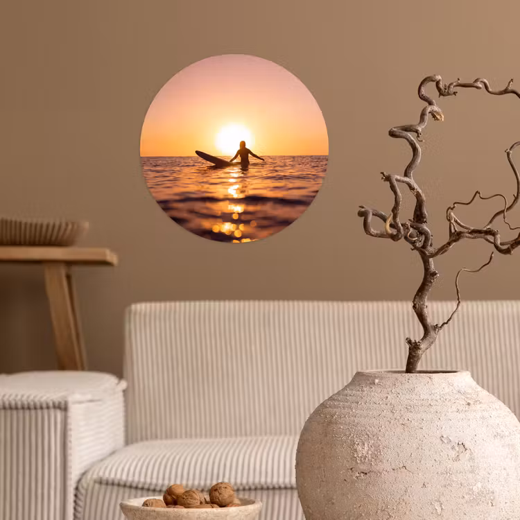 Persoon - Surfen - Zonsondergang - Zee - Oranje Wandcirkel behangsticker klein -sfeer1
