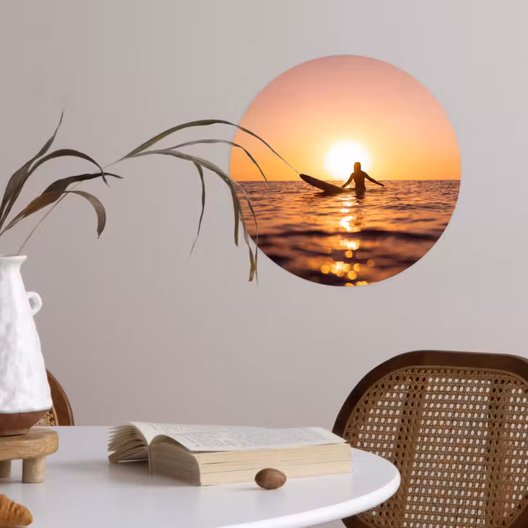 Persoon - Surfen - Zonsondergang - Zee - Oranje Wandcirkel behangsticker klein -sfeer3