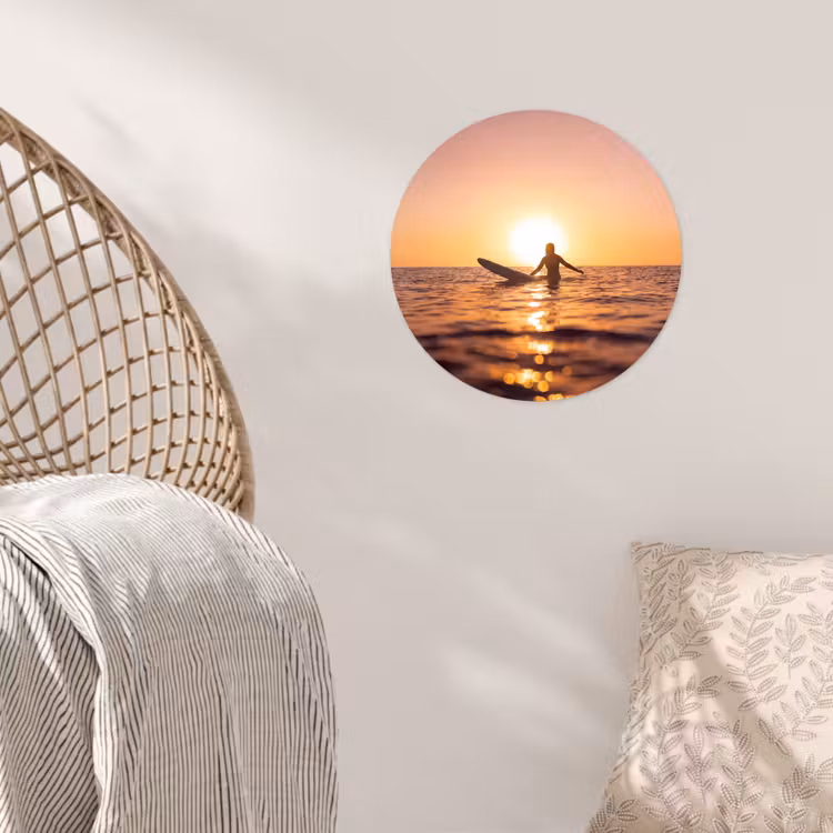 Persoon - Surfen - Zonsondergang - Zee - Oranje Wandcirkel behangsticker klein -sfeer4