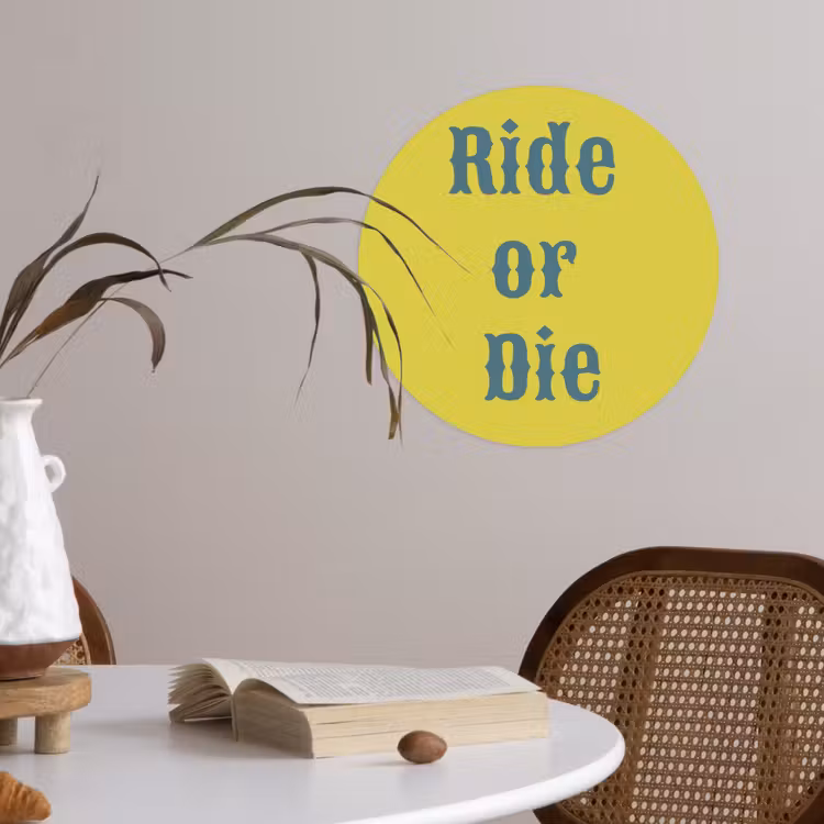 Ride or die - Geel - Blauw Wandcirkel behangsticker klein -sfeer3