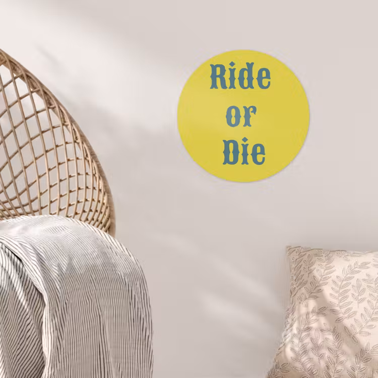 Ride or die - Geel - Blauw Wandcirkel behangsticker klein -sfeer4