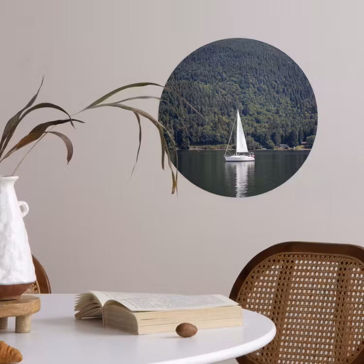 Zeilboot - Water - Bergen - Natuur - Groen Wandcirkel behangsticker klein -sfeer3