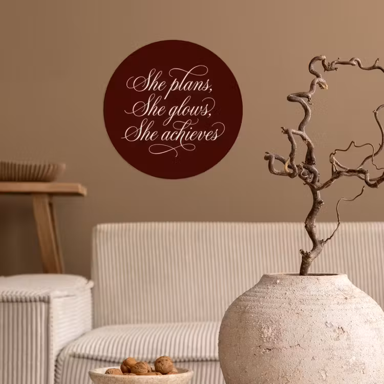 She plans she glows she achieves - Rood - Cursief Wandcirkel behangsticker klein -sfeer1