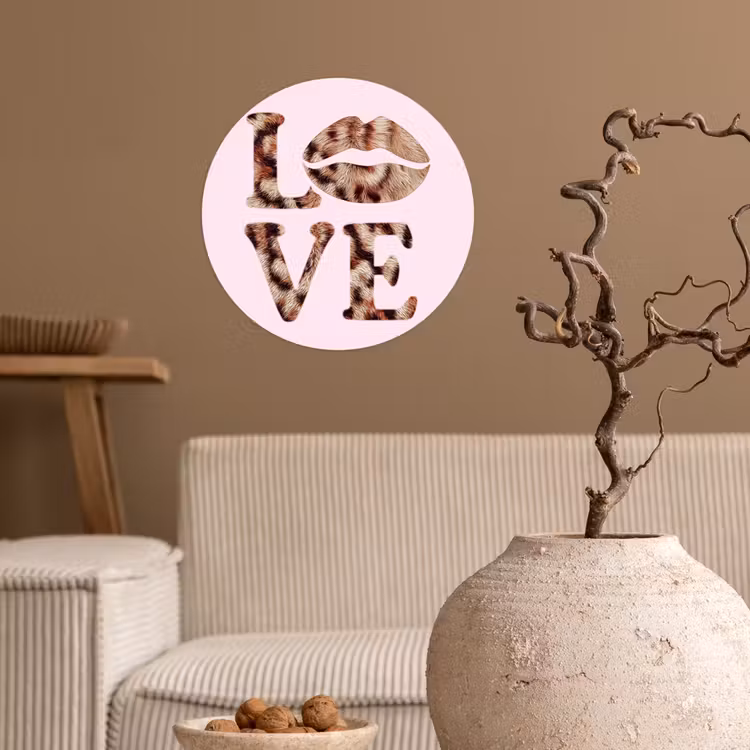 Tekst - Love - Pantervacht - Lichtroze Wandcirkel behangsticker klein -sfeer1