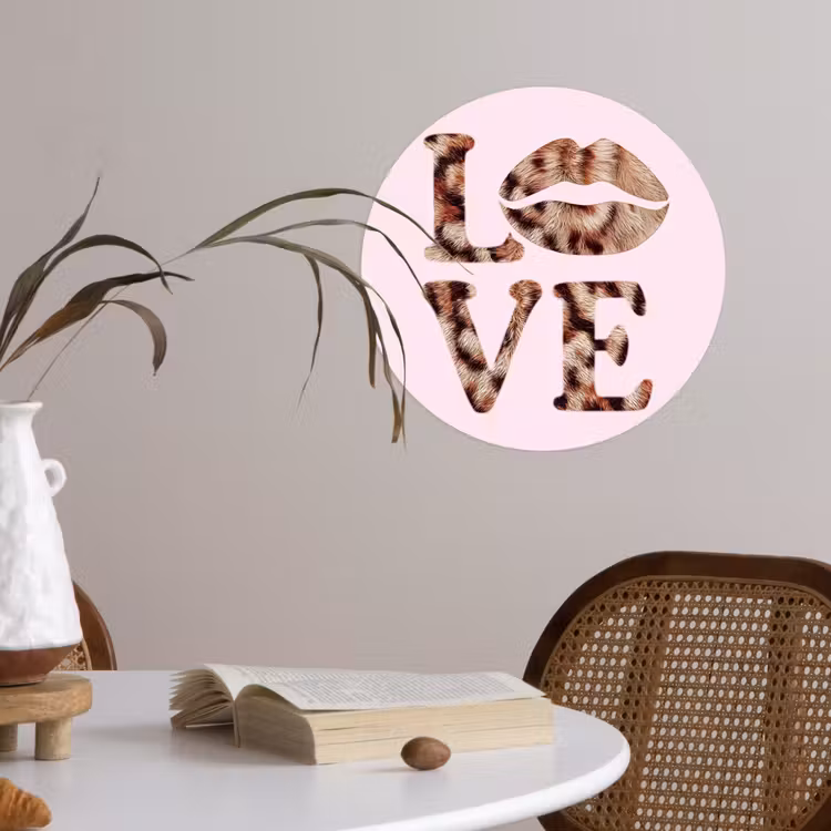 Tekst - Love - Pantervacht - Lichtroze Wandcirkel behangsticker klein -sfeer3