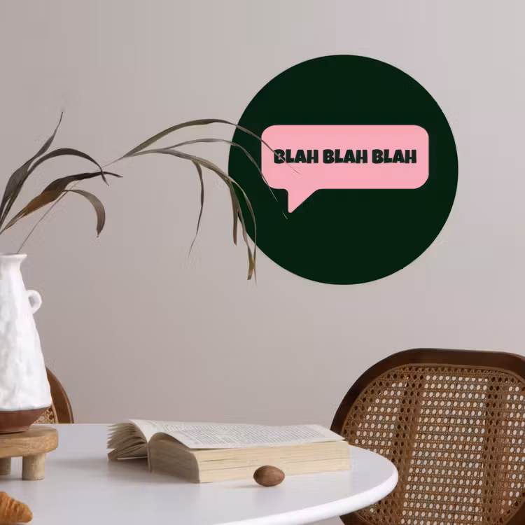 Tekstwolk - BLAH BLAH BLAH - Roze Wandcirkel behangsticker klein -sfeer3
