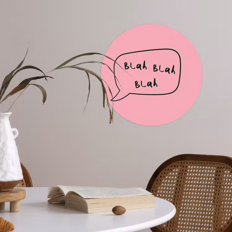Tekstwolkje - BLAH BLAH BLAH - Roze Wandcirkel behangsticker klein -sfeer3