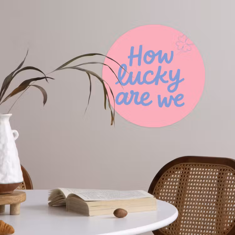 How lucky are we - Klavervier - Roze - Blauw Wandcirkel behangsticker klein -sfeer3