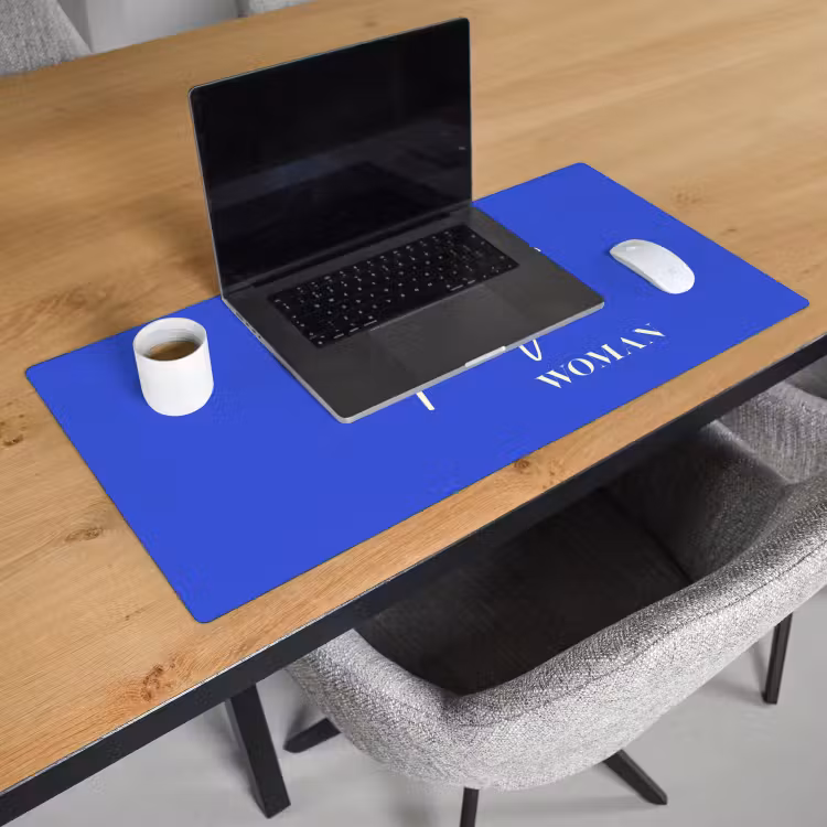 Blauw - I am that woman - Sierlijk - Minimalistisch Muismat XXL klein -sfeer1