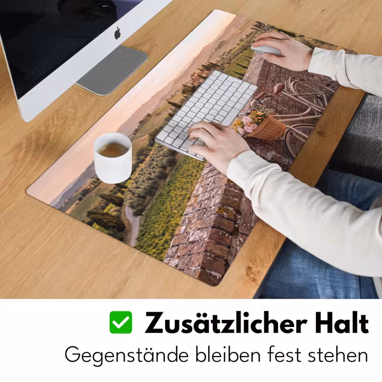 Schreibtischunterlage - Fahrrad – Blumen – Toskana – Landschaft – Rosa - Fiets - Bloemen - Toscane - Landschap - Roze Muismat XXL klein