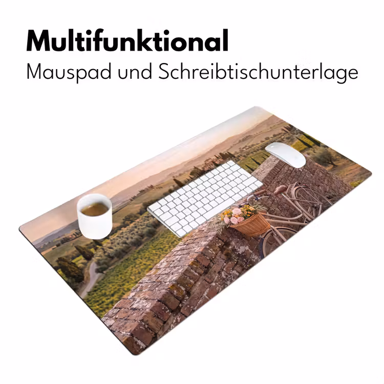 Schreibtischunterlage - Fahrrad – Blumen – Toskana – Landschaft – Rosa - Fiets - Bloemen - Toscane - Landschap - Roze Muismat XXL klein