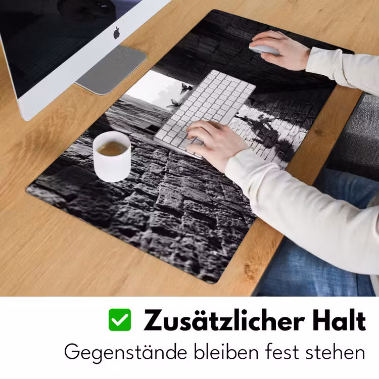 Kind - Vogel - Straat - Zwart-wit - Spelen Muismat XXL klein -ysfeer3_duits