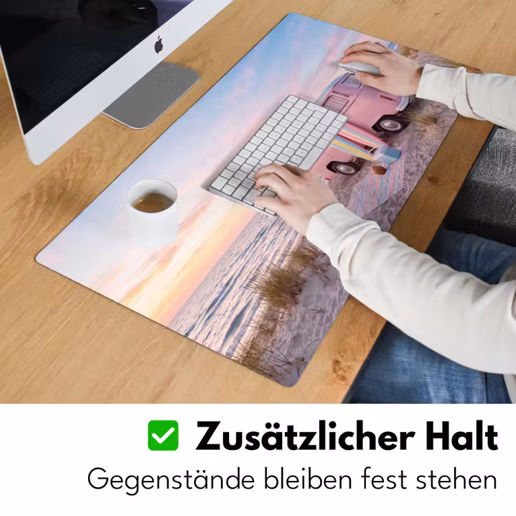 Schreibtischunterlage - Kleinbus – Strand – Surfbrett – Sommer – Rosa - Busje - Strand - Surfplank - Zomer - Roze Muismat XXL klein