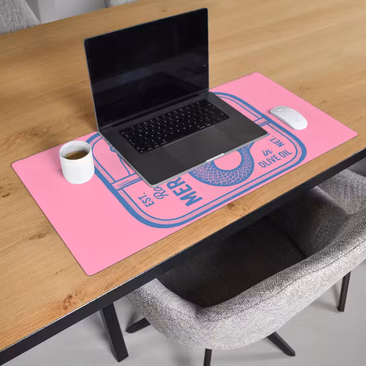 Schreibtischunterlage - Meerjungfrau – Sardinendose – Illustration – Rosa – Retro - Meermin - Sardineblik - Illustratie - Roze - Retro Muismat XXL klein