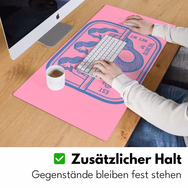 Schreibtischunterlage - Meerjungfrau – Sardinendose – Illustration – Rosa – Retro - Meermin - Sardineblik - Illustratie - Roze - Retro Muismat XXL klein