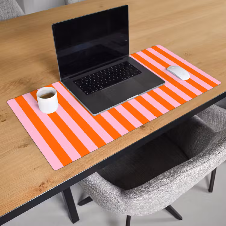 Patroon - Oranje - Fijn - Strepen Muismat XXL klein -sfeer1