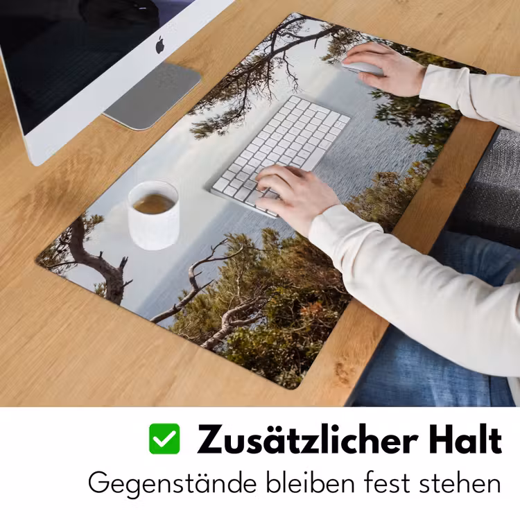 Schreibtischunterlage - Segelboot – Bäume – Wasser - Zeilboot - bomen - water Muismat XXL klein