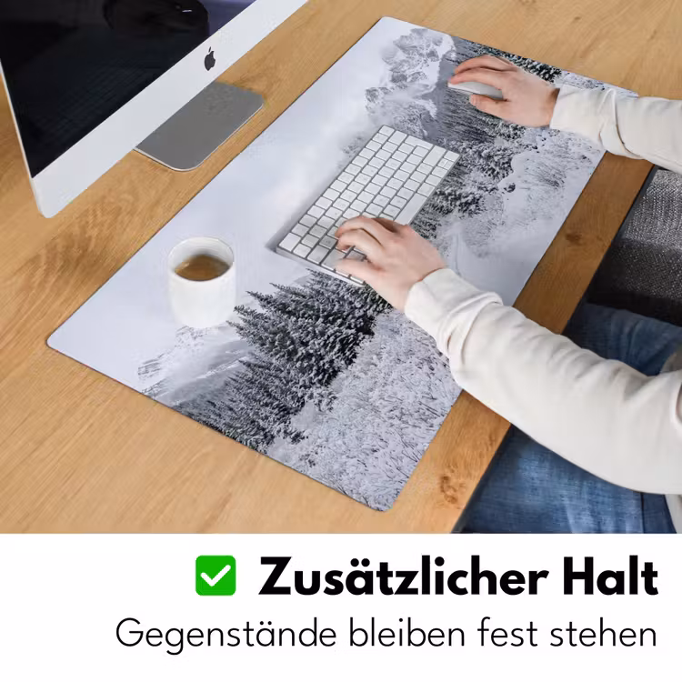 Weg - Bergen - Sneeuw - Naaldbos - Avontuurlijk Muismat XXL klein -ysfeer3_duits