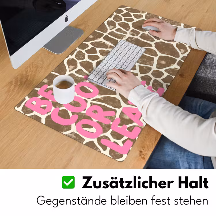 Tekst - Be cool or leave - Roze - Giraffenprint Muismat XXL klein -ysfeer3_duits