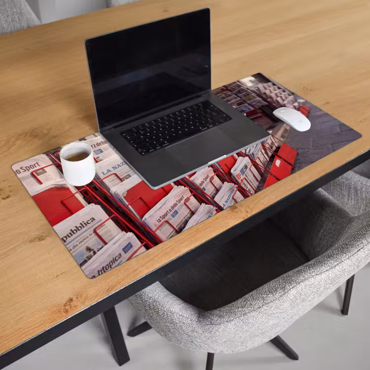 Kranten - Rek - Stedelijk - Dagelijks leven - Rood Muismat XXL klein -sfeer1
