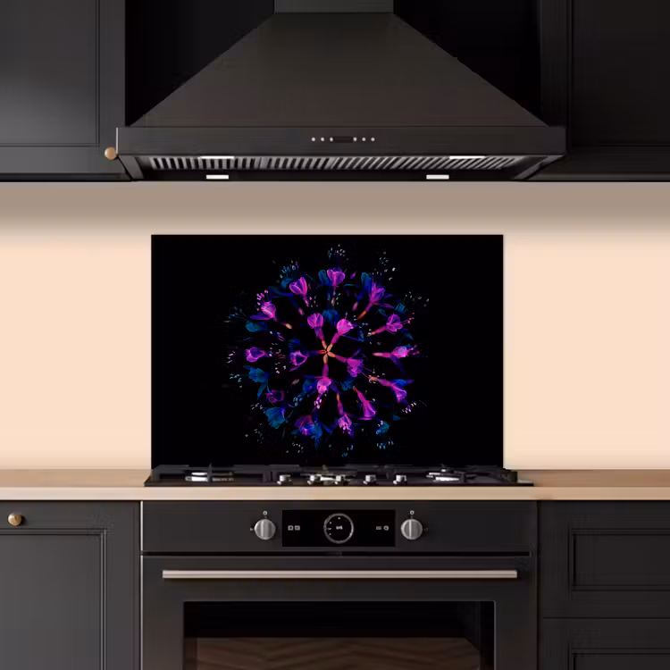 Bloem - Paars - Blauw - Macro - Zwart keuken achterwand spatscherm klein -sfeer1