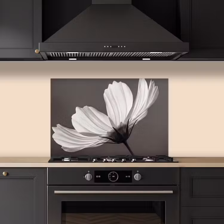 Bloem - Minimalistisch - Zwart - Wit keuken achterwand spatscherm klein -sfeer1