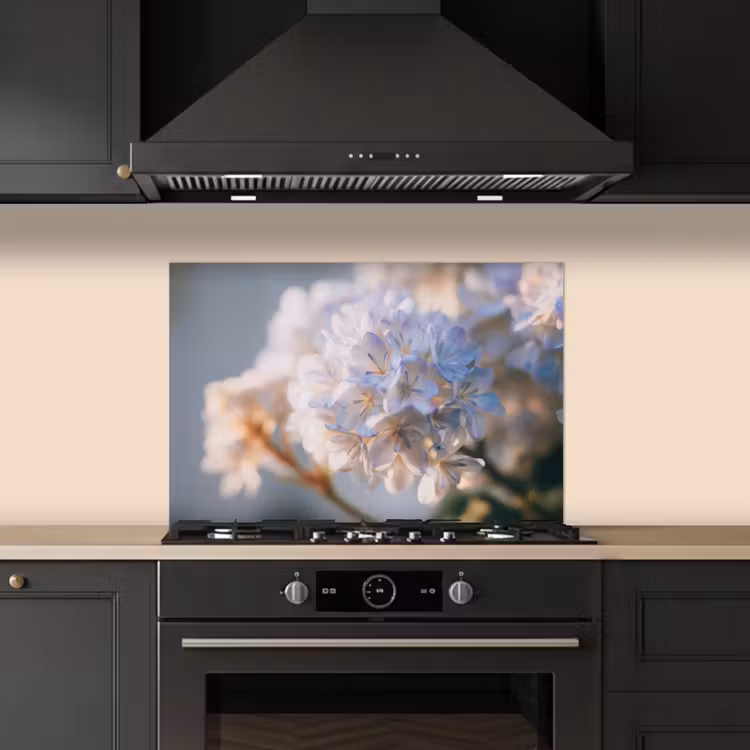 Bloemen - Lichtblauw - Wazig - Trosje keuken achterwand spatscherm klein -sfeer1