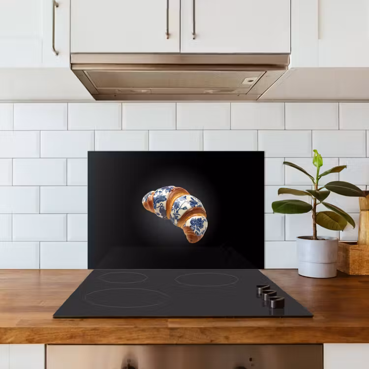 Croissant - Bloemenpatroon - Delftsblauw keuken achterwand spatscherm klein -sfeer2