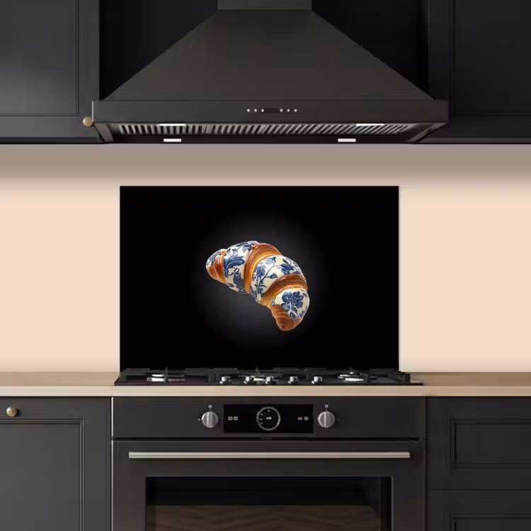 Croissant - Bloemenpatroon - Delftsblauw keuken achterwand spatscherm klein -sfeer1