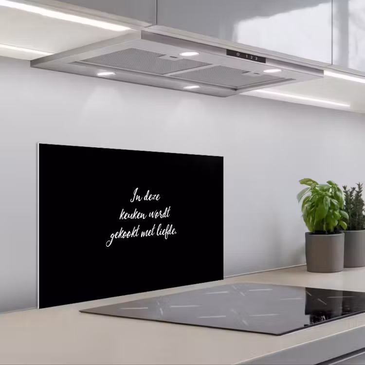 In deze keuken wordt gekookt met liefde - Koken - Spreuken - Quotes - Liefde keuken achterwand spatscherm klein -3d_schuin