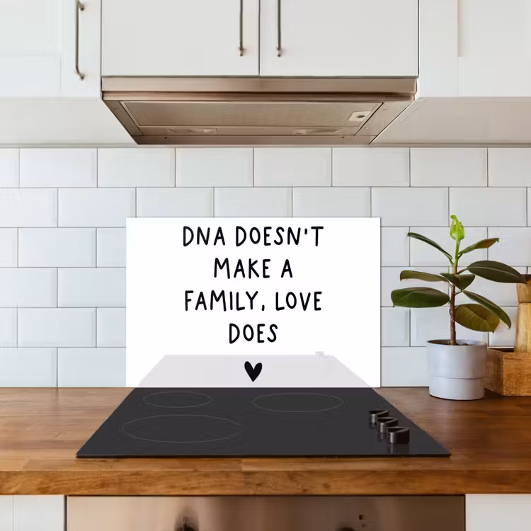 Engelse quote "DNA doesn't make a family, love does" met een hartje op een witte achtergrond keuken achterwand spatscherm klein -sfeer2