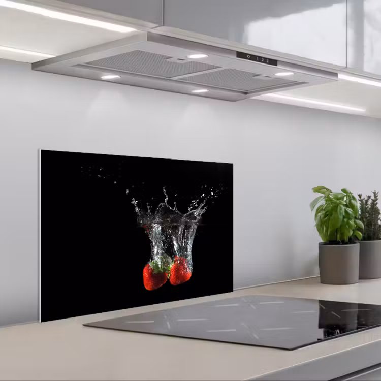 Aardbeien - Fruit - Water - Zwart - Rood keuken achterwand spatscherm klein -3d_schuin