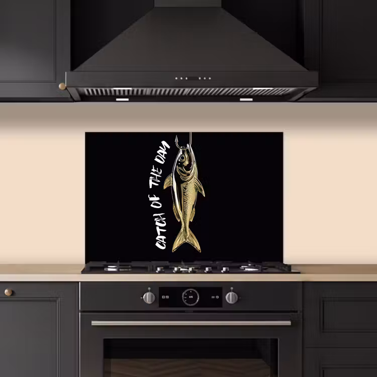 Vis - Zwart - Goud - Tekst keuken achterwand spatscherm klein -sfeer1