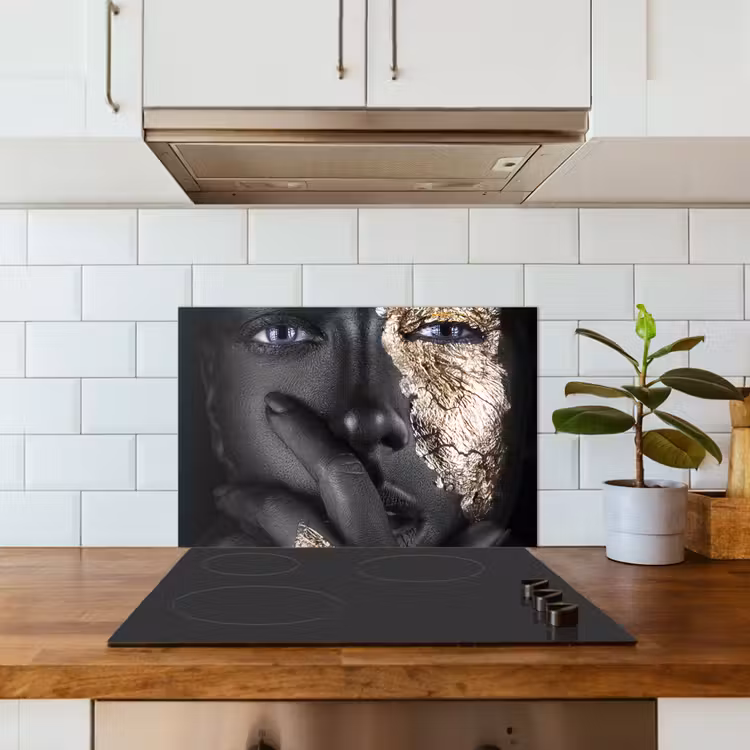 Vrouw - Goud - Zwart - Schmink - Luxe keuken achterwand spatscherm klein -sfeer2