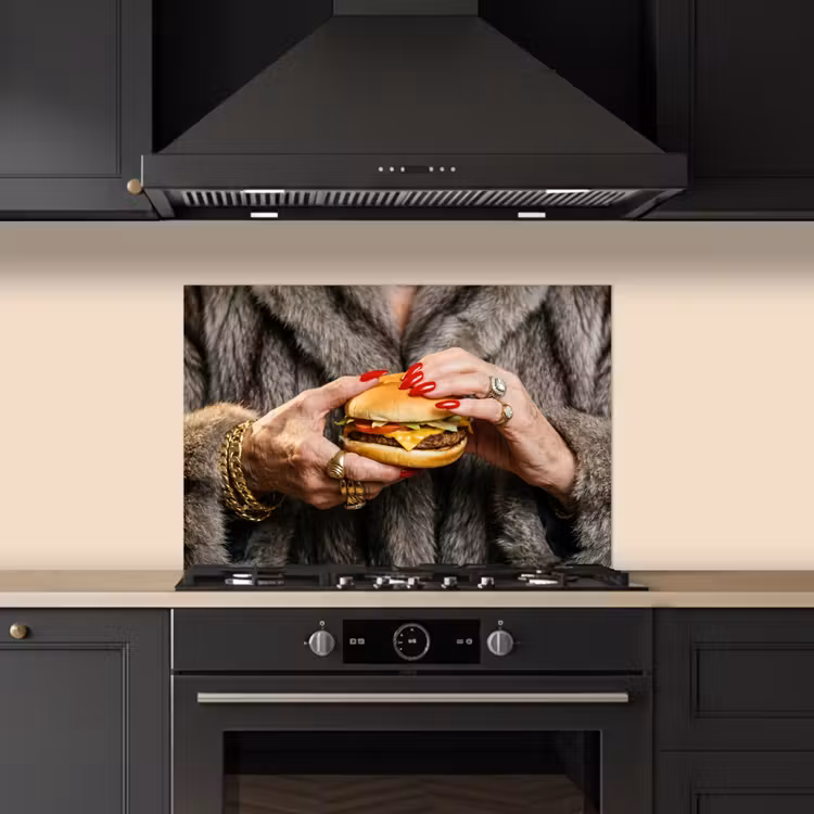 Vrouw - Hamburger - Bontjas keuken achterwand spatscherm klein -sfeer1