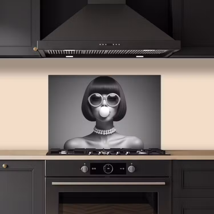 Vrouw - Zwart Wit - Ketting - Zonnebril keuken achterwand spatscherm klein -sfeer1