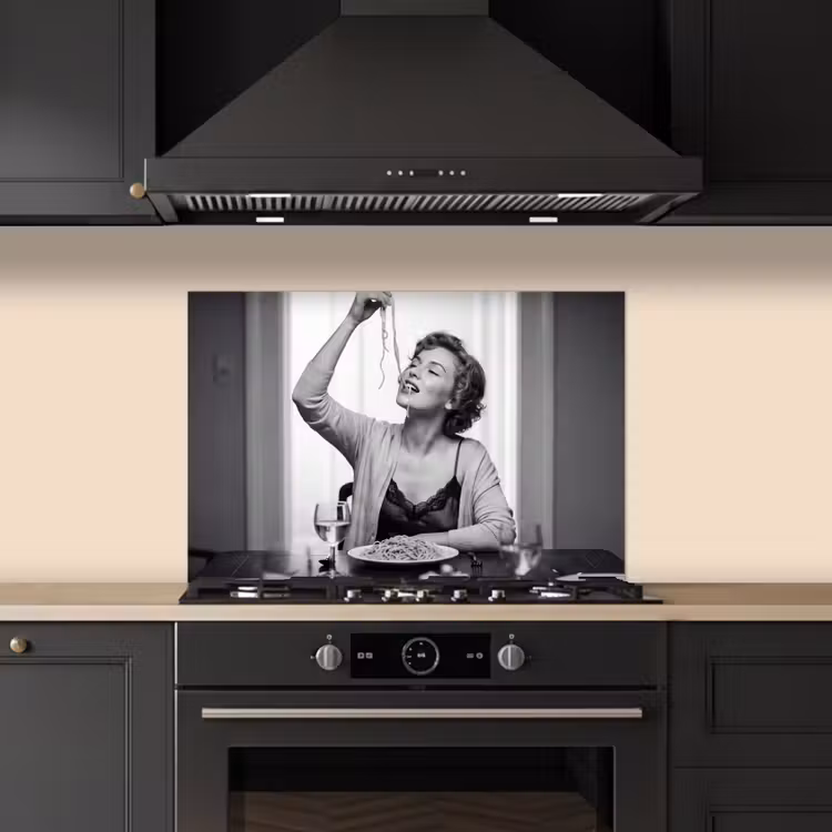 Vrouw - Spaghetti - Zwart - Wit keuken achterwand spatscherm klein -sfeer1