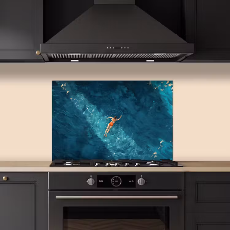 Vrouw - Water - Bikini - Oranje keuken achterwand spatscherm klein -sfeer1