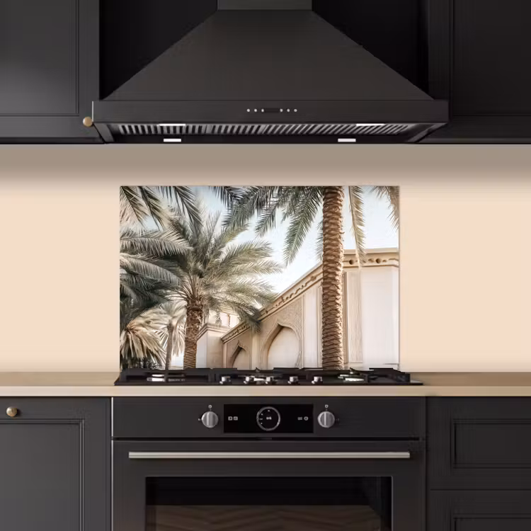 Gebouw - Palmbomen - Beige - Zon keuken achterwand spatscherm klein -sfeer1