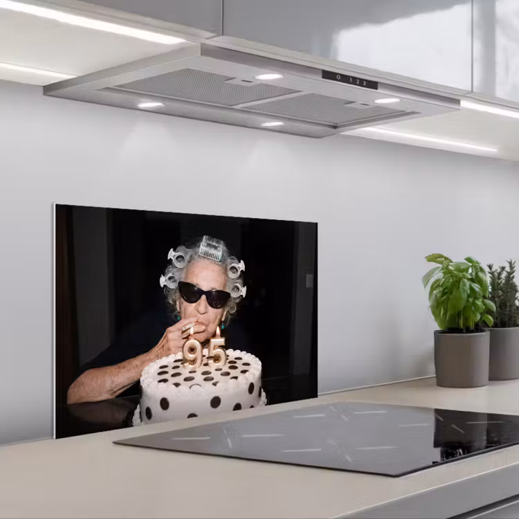 Verjaardag - Krulspeld - Oma keuken achterwand spatscherm klein -3d_schuin