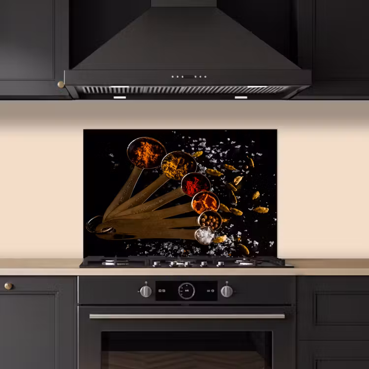 Kruiden - Lepels - Zout - Specerijen - Zwart keuken achterwand spatscherm klein -sfeer1