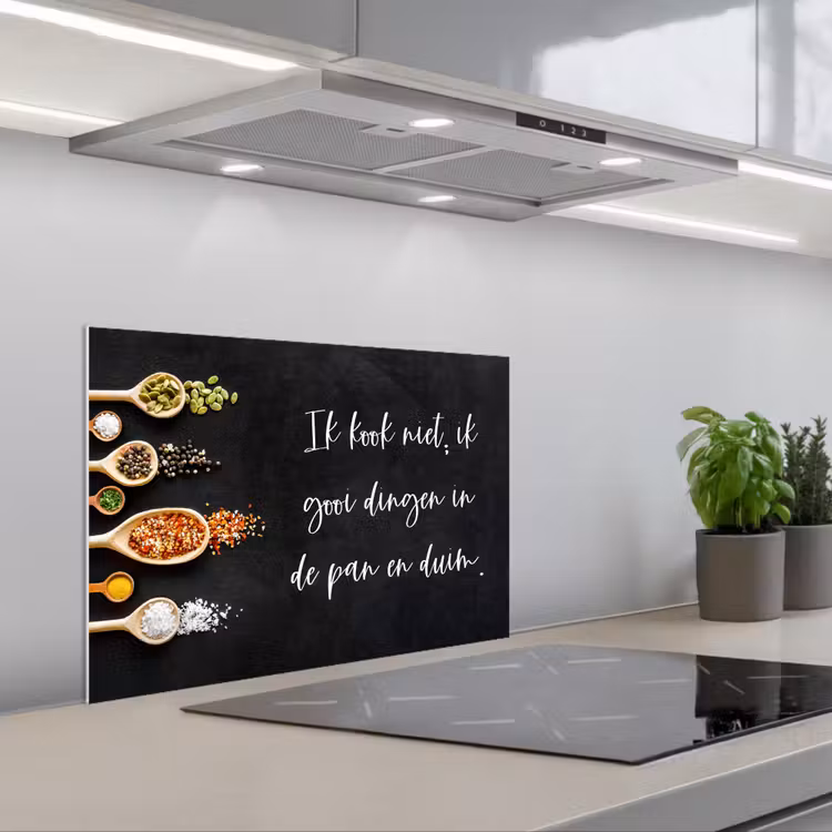 Ik gooi dingen in de pan en duim - Keuken - Quotes - Spreuken - Humor keuken achterwand spatscherm klein -3d_schuin