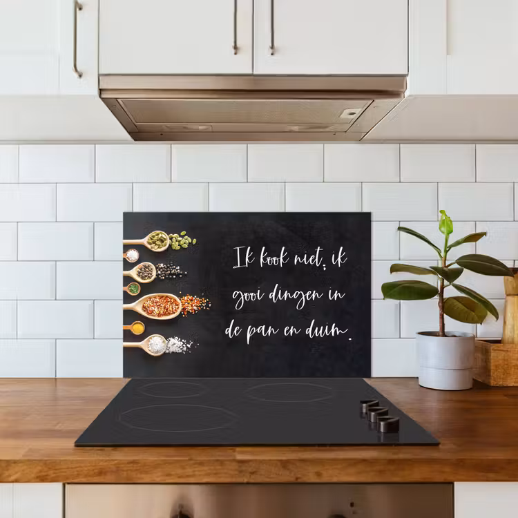 Ik gooi dingen in de pan en duim - Keuken - Quotes - Spreuken - Humor keuken achterwand spatscherm klein -sfeer2
