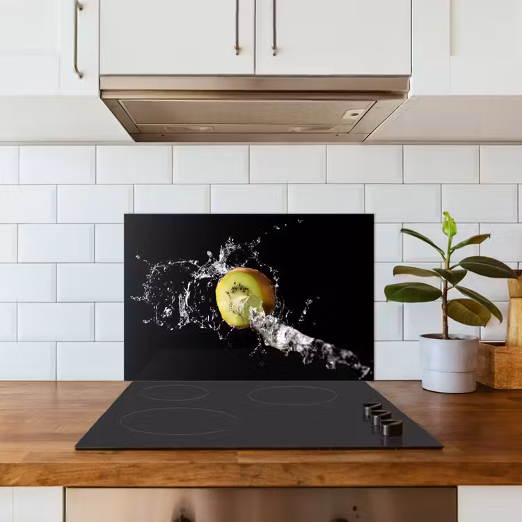 Kiwi - Fruit - Stilleven - Water - Zwart keuken achterwand spatscherm klein -sfeer2