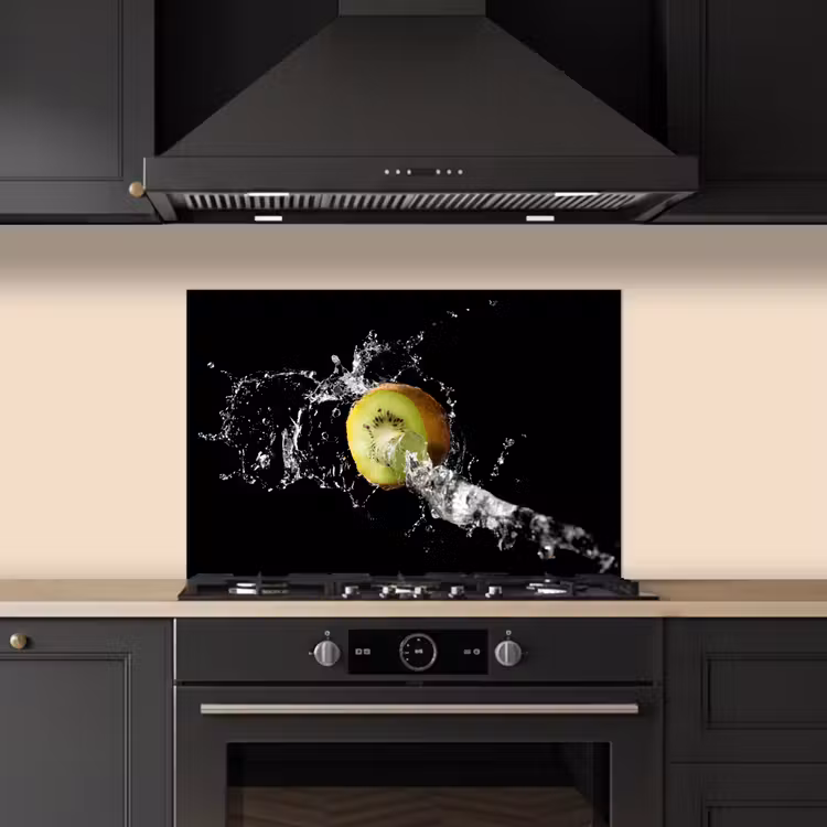 Kiwi - Fruit - Stilleven - Water - Zwart keuken achterwand spatscherm klein -sfeer1