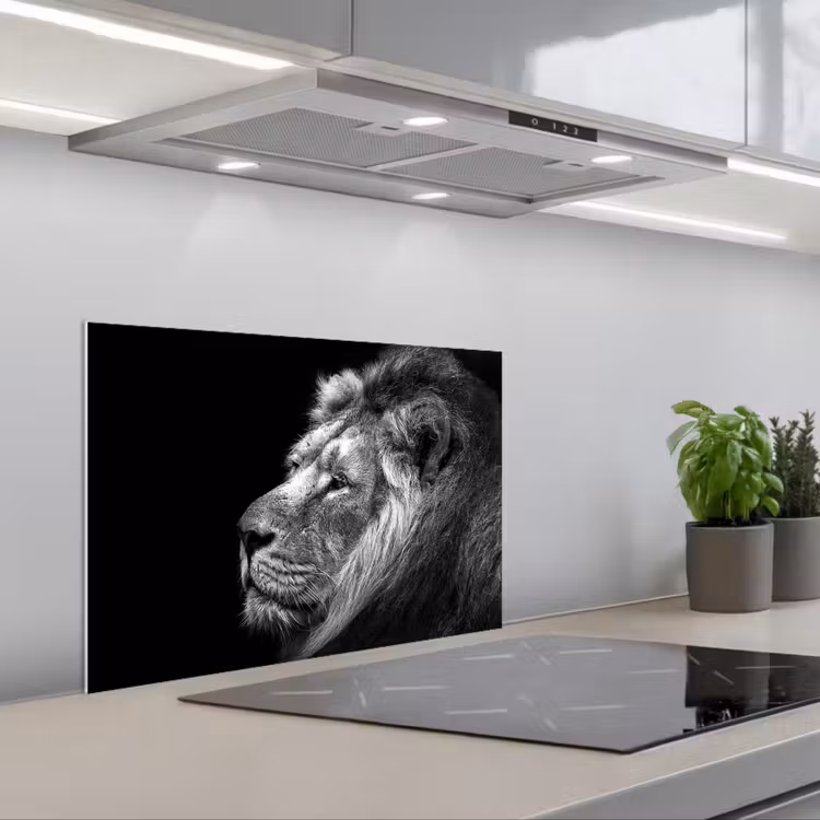 Leeuw tegen zwarte achtergrond in zwart-wit keuken achterwand spatscherm klein -3d_schuin
