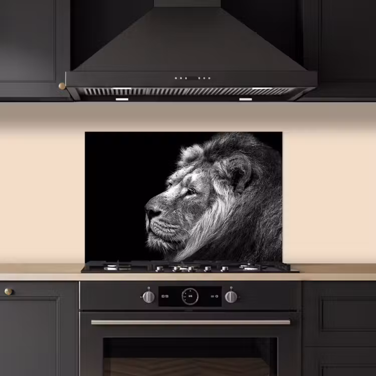 Leeuw tegen zwarte achtergrond in zwart-wit keuken achterwand spatscherm klein -sfeer1